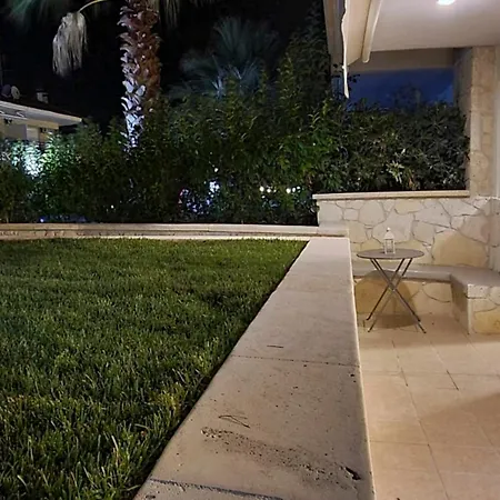 Palm Garden Apartment *